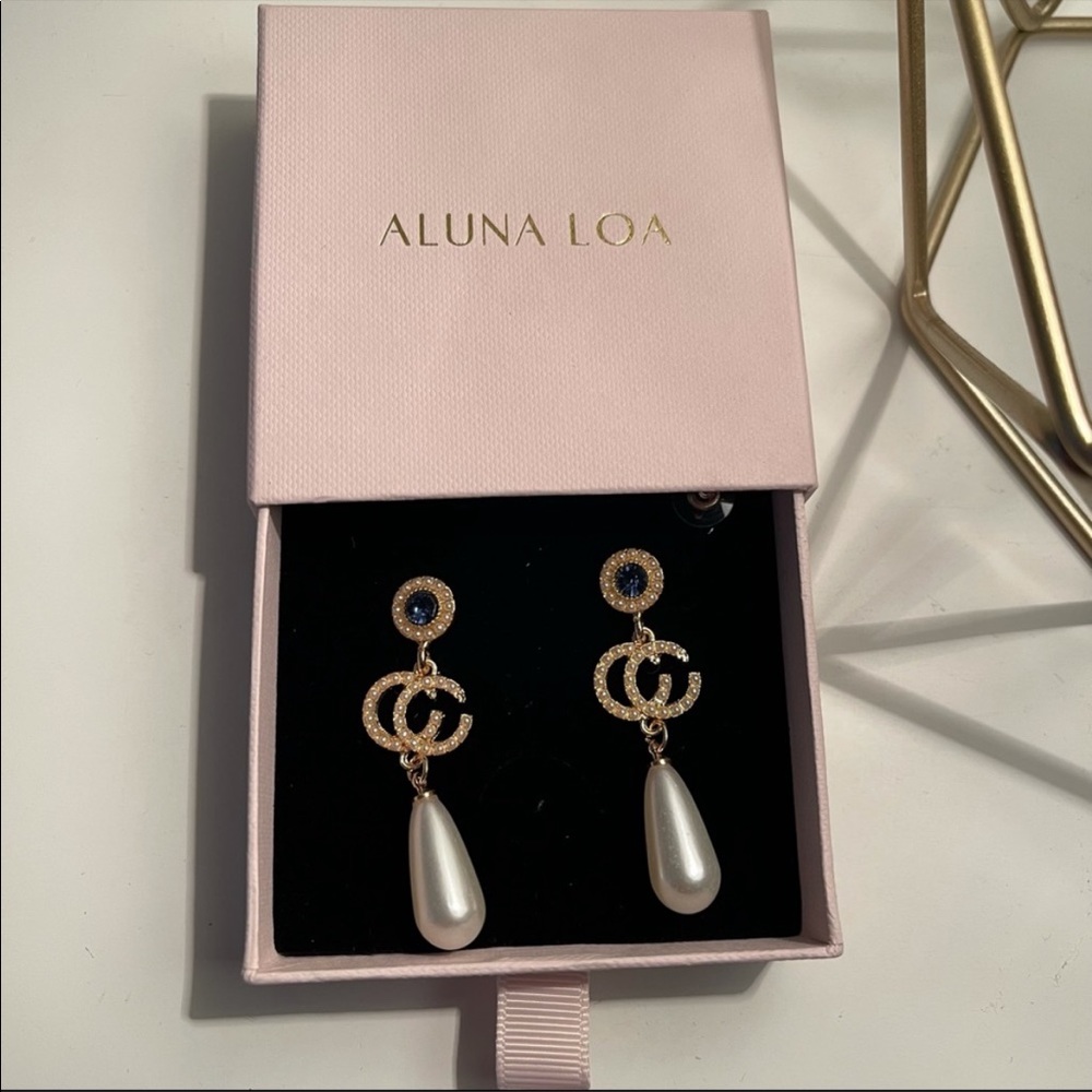 Pearl long drop earrings - Picture 1 of 6